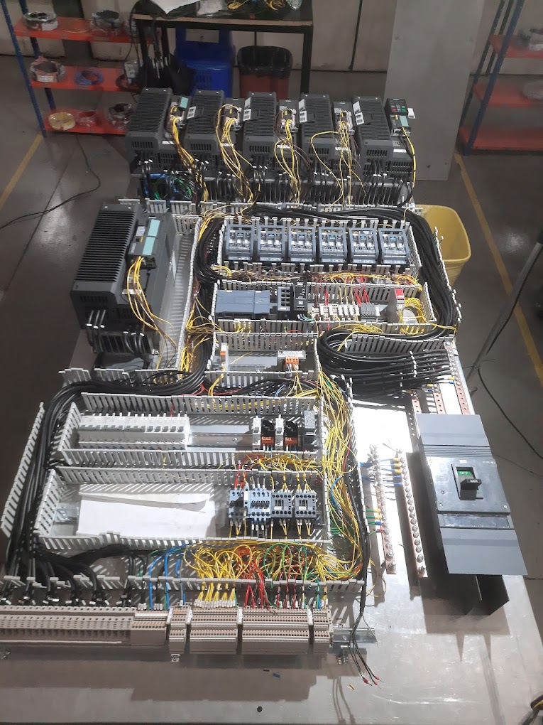 Montagem de circuito elétrico industrial em Caxias do Sul